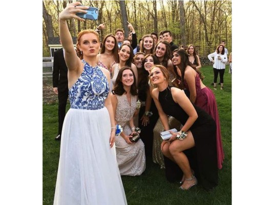 ¡Las poses perfectas para posar con tus amigos en la Prom!