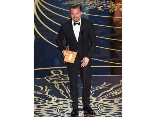 Al recibir su primer Oscar, Leonardo DiCaprio ofreció un discurso en el que no podía dejar de enviar un mensaje a favor de la lucha por el medio ambiente, 'el cambio climático es algo real, está sucediendo en estos momentos y es la amenaza más urgente a la que se enfrenta nuestra especie y tenemos que trabajar juntos para hacerle frente'