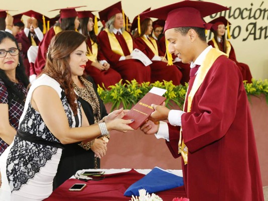 Entrega de títulos Mayan School II parte