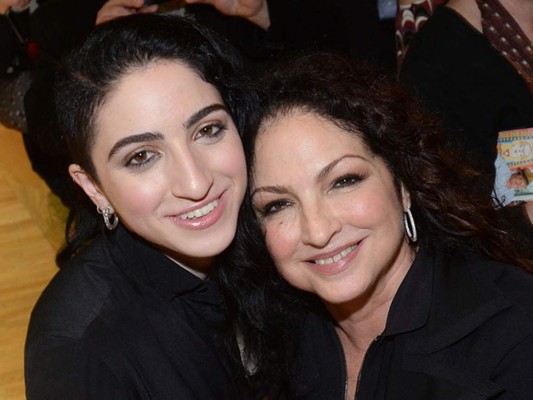 Emily y Gloria Estefan. Ambas se llevan de la mil maravillas y prueba de ello es la relación cercana que tienen Emilio y Gloria con la pareja de su hija