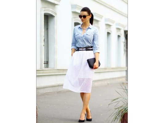 She's a lady. Con una falda midi en blanco y cinturón negro, a tono con unos pumps para marcar el paso