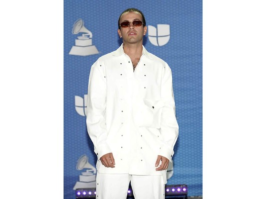 El cantante colombiano Feid no supo llevar con actitud su total white look. ¡Definitivamente no logró explotar su imaginación!