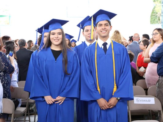 Entrega de títulos de la Macris School, generacion 2017