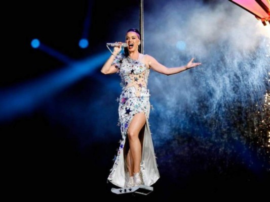 Para cerrar con broche de oro su presentación, Perry usó un vestido casi transparente con estrellas brillantes para cantar Fireworks. ¡Un espectáculo de mujer!