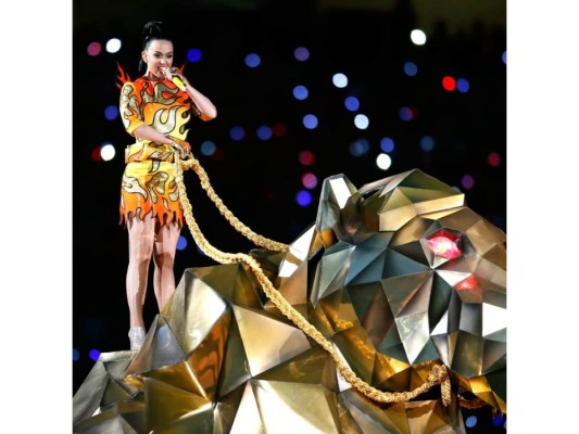 Katy Perry – 2015<br/>Sin duda un espectacular y maravilloso show, acompañado de cuatro estilismos diseñados por Jeremy Scott para Katy. Con el primer traje, inspirado en un par de zapatos de archivo del diseñador, la cantante deleitó al público con sus canciones Roar, Dark Horse y Kissed a Girl.<br/>