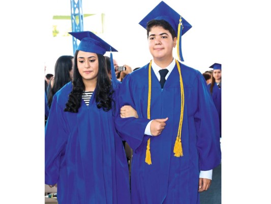 La graduación de los seniors 2016 de Macris School