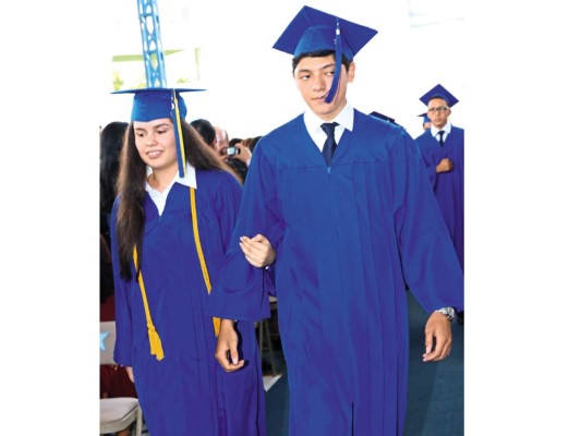 La graduación de los seniors 2016 de Macris School