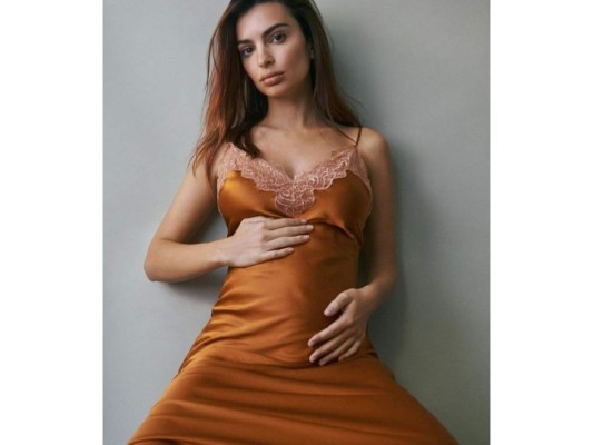 Emily Ratajkowski<br/>La modelo confirmó la noticia con un emocionante vídeo publicado por Vogue. 'Estoy completa e innegablemente indefensa cuando se trata de casi todo lo que rodea a mi embarazo: cómo cambiará mi cuerpo, quién será mi hijo. Pero estoy sorprendentemente despreocupada. En lugar de sentir miedo, siento una nueva sensación de paz. Ya estoy aprendiendo de esta persona dentro de mi cuerpo', confesó a la revista.