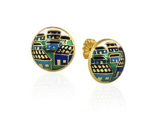 Este par de aretes está disponible en Casa de Oro por L. 978.