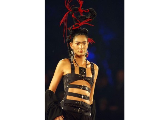 Primavera/Verano 1998<br/>Esta vez opto por un estilo de Frida Kahlo recreando un estilo de vestimenta de la artista indica no solo su política e identidad nacional, sino también su compleja relación con su cuerpo. Unos de sus primeros looks diseño un vestido negro con tiras abrochadas en el pecho aludida a la pintura de Kahlo en 1944<br/>