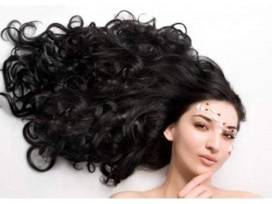 10. Sirve para tener un cabello radiante así que olvídate de la caspa y las puntas abiertas, la vitamina C ayuda a mantener tu cabello radiante y saludable.