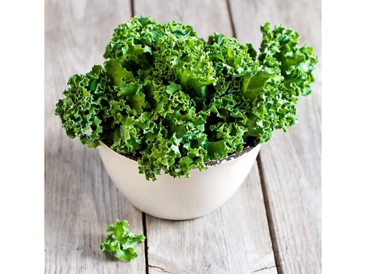 Mejore la energía cambiando la lechuga iceberg por hojas verdes y frondosas. ¿Se siente letárgico? Darle una vuelta a su dieta podría ayudar. Un consejo simple es cambiar la lechuga iceberg en una ensalada por hojas verdes y frondosas, que son ricas en hierro. Los bajos niveles de hierro se han relacionado con un bajo consumo de energía, es una forma rápida de alentar el estado de alerta. Todos los verdes oscuros y frondosos son geniales, pero la col rizada en particular contiene energía, por lo que aumenta un aminoácido. llamado L-tirosina que también puede ayudar a levantar el ánimo.