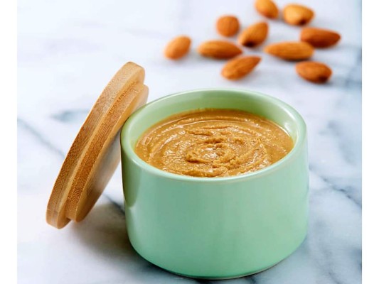 Es hora de que sustituyas la mantequilla de maní por mantequilla de almendras. ¿La razón? Vitamina E. Este nutriente subestimado protege el cerebro y ayuda con el funcionamiento cognitivo. Si las mantequillas de nueces no son lo tuyo, otras grandes fuentes de vitamina E son las semillas, las verduras de hoja verde y los aguacates.