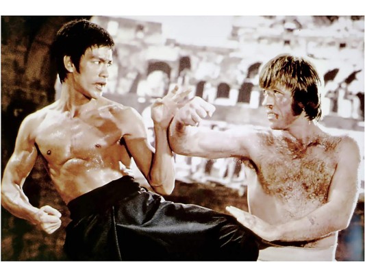 3- Sabias que tuvo por estudiantes a famosos como Steve Mcqueen, Joe Lewis, James Coburn, Kareem Abdul Jabbar y Chuck Norris e incluso sus fan se hacían la pregunta de quien ganaría en una pelea entre este último y Bruce, donde Norris afirmó que su maestro sería el ganador.