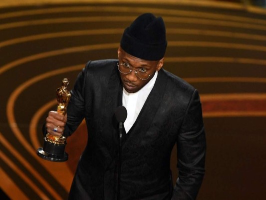 Mahershala Ali sube a recibir su Oscar como Mejor Actor de Reparto por su interpretación en la película “Green Book'