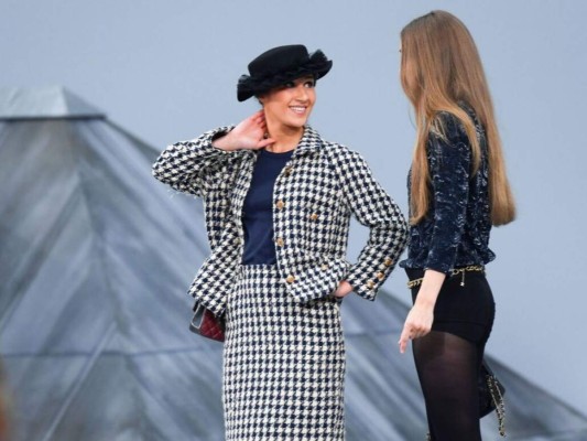 Youtuber se cuela en pasarela de Chanel en el Paris Fashion Week