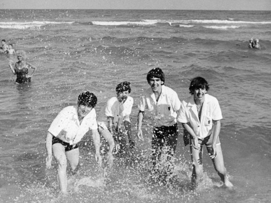 Tenía su propia isla. En 1967 Lennon adquirió una pequeña porciòn de tierra totalmente deshabitada en la costa oeste de Irlanda. Su nombre es Dorinish y su costo fue de 1,700 libras