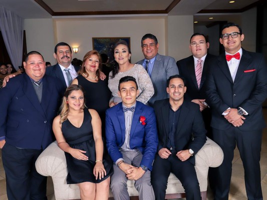 José Luis Mejia, Enrique Velasquéz(Padre), Guadalupe Casasola, Rosa Casasola, Roberto Zelayá, Fredy Casasola, Enrique Velasquéz(Hijo), Lorena Casasola, José Antonio Casasola, José Luis Casasola