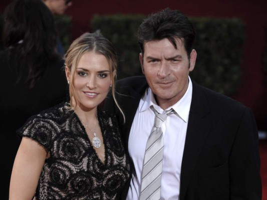 En 2009 su entonces esposa Brooke Mueller llamó al 911 luego de que Charlie Sheen la amenazó con un cuchillo. A consecuencia de esto, Charlie Sheen pasó la Navidad tras las rejas.