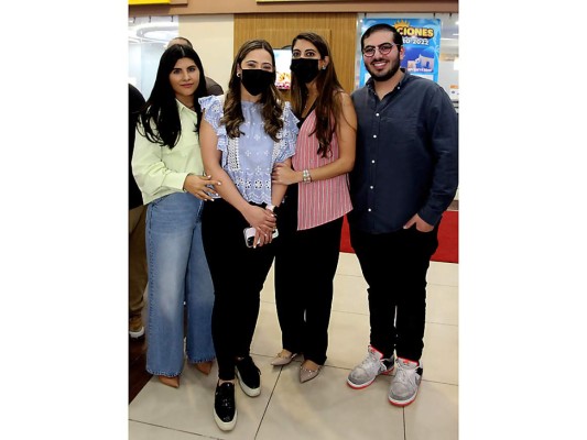 Brindis por la primera oficina de Royal Caribbean