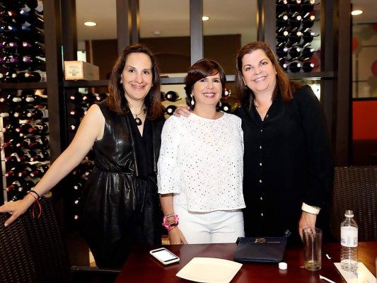 Liz Vinelli, Elzette Casanova y Gigi Vinelli