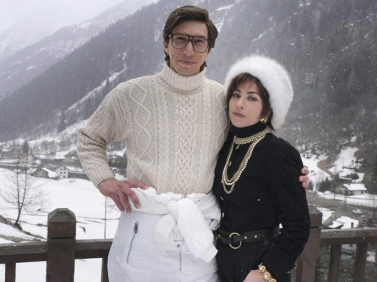 Un elenco de primer nivel: Si el gran talento de Gaga no era suficiente, el elenco de House of Gucci dice “Óscar” por todos lados. El cast contará con la participación de los ganadores del premio de la Academia Al Paccino, Jared Leto y Jeremy Irons. También podremos disfrutar las interpretaciones de los nominados Salma Hayek y Adam Driver. Solo la crème de la crème en Hollywood.