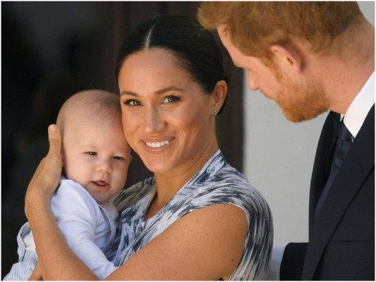 Principe Harry junto a su esposa Meghan Markle y su hijo Archie
