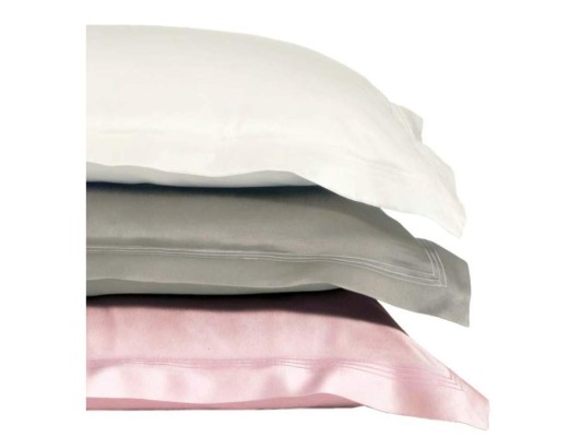 7. Usa una almohada con funda de seda. Lo creas o no, las fundas de las almohadas elaboradas en algodón pueden deshilachar las fibras del cabello. Para evitar que esto suceda, compra fundas de seda, su superficie suave mantiene el cabello intacto mientras duermes.