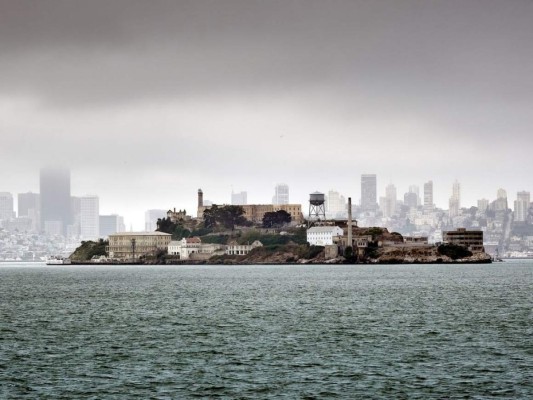 Alcatraz en San Francisco<br/>La ciudad portuaria de San Francisco tiene muchas cosas que ofrecer, entre ellas, un viaje a la cárcel de Alcatraz, la cual fue alguna vez un recinto penitenciario de máxima seguridad. En la actualidad, ésta es un museo pero, no te dejes engañar, se rumorea que es uno de los lugares más espeluznantes del mundo.