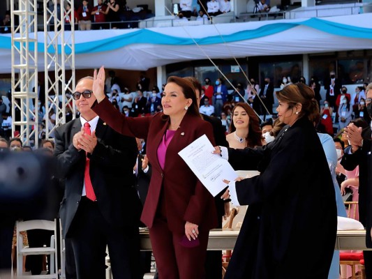 La jueza de paz, Karla Romero, se apresta a tomar promesa de ley a la presidenta Xiomara Castro