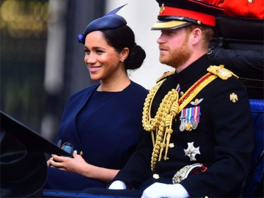 Para este desfile Meghan Markle duquesa de Sussex ha escogido el azul marino de cuello redondo y sobre él llevaba una capa oversize con las mangas cortas del mismo color, ambas piezas firmadas por Claire Waight Keller para Givenchy.