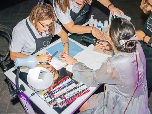 Las invitadas disfrutaron de las finas atenciones ofrecidas por el personal de Dynasty.