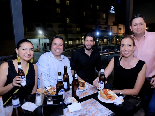 Alegre velada en Cervecería Chapultepec