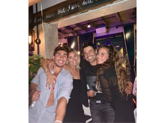¡Una figura paternal! La familia que ha formado junto a su esposa es muy sólida y estable, mantienen muchas cosas en privado, pero no pierden la oportunidad de publicar lindas fotografías juntos en redes sociales.