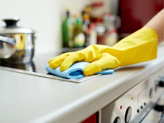 10. Superficies de la cocina<br/>Ya se ha demostrado que en la cocina hay muchos microbios, además es aquí donde preparamos los alimentos que llevamos a la boca, por lo tanto todo debe estar impecable.<br/>