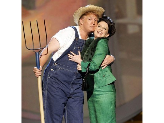 En 2006 Trump cantó a dueto con Megan Mullally el tema principal de Green Acres en los Premios Emmy. Parece falso pero es real.