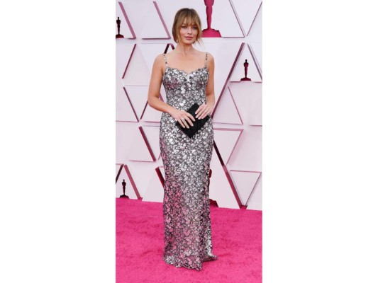 Margot Robbie<br/> La estrella de Suicide Squad nos dejó encantados con su vestido plateado floral de Chanel Haute Couture. ¡Un look simple, delicado, y chic!