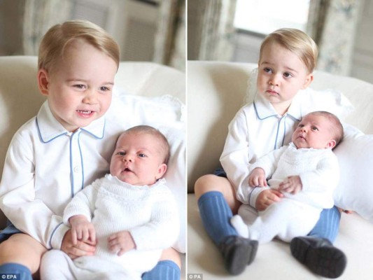 En junio de 2015, los duques de Cambridge publicaron imágenes del príncipe George mientras sostenía a su hermana Charlotte
