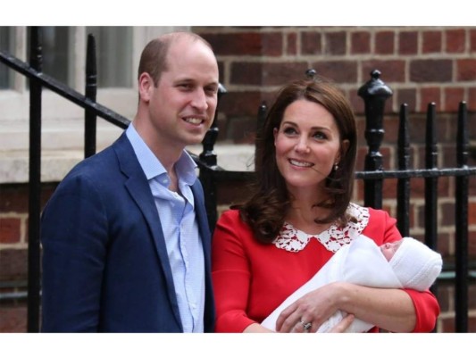 Kate Middleton y el príncipe William muestran a su tercer bebé