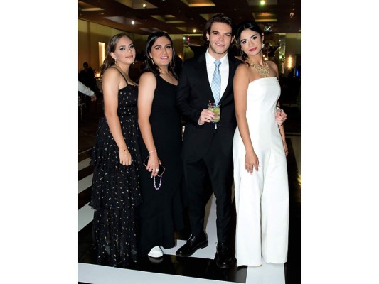 Alexa Zacarías, Andrea Handal, Lorenzo Morales y Jessie Cálix.