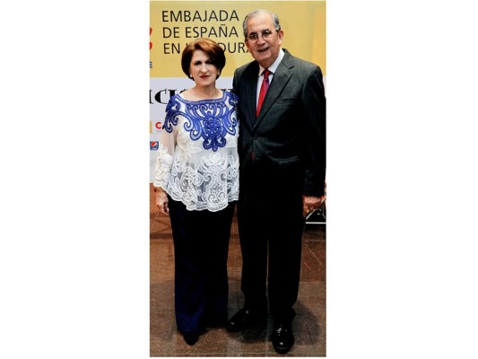 Música, brindis y flamenco en la Fiesta Nacional de España