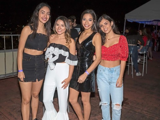 Los seniors de la EIS celebran Día de la Amistad y el Amor   