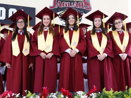 Entrega de títulos Mayan School II parte