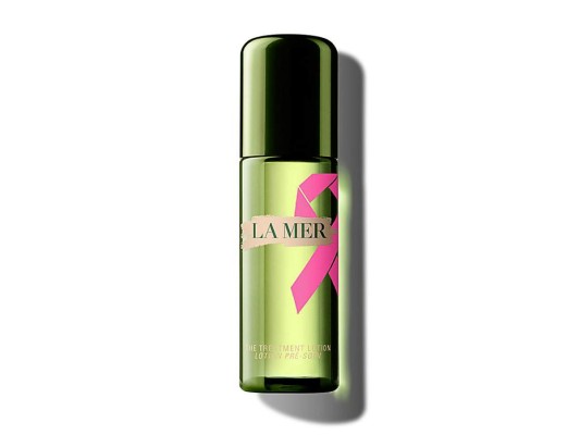 Tratamiento de La Mer Este elixir, un complemento al resto de la rutina y de rápida absorción, proporciona una hidratación instantánea que suaviza y nutre visiblemente la pie.