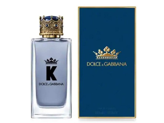 K by Dolce & Gabbana <br/>Su aroma cálido y envolvente evoca al instante la campiña italiana y el sol del Mediterráneo, recordando el olor fresco y terroso de las colinas boscosas de la Toscana. Su perfume sublime y majestuoso crea un crescendo de cítricos, plantas aromáticas y maderas sofisticadas