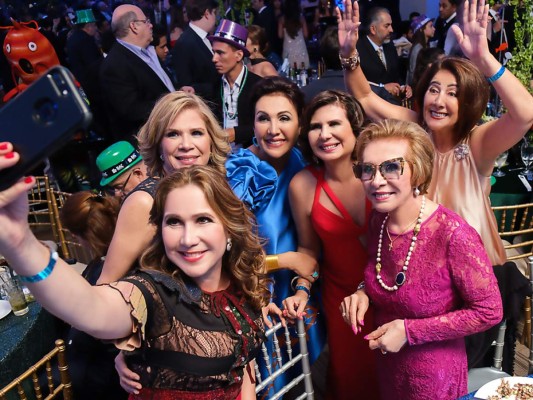 Así se vivió la mejor fiesta de fin de año de todo el país, la gala ''The Seas the Night'', realizada en el Club Hondureño Árabe de la ciudad de San Pedro Sula, si quieres volver a revivir cada uno de los increíbles momentos que se vivieron en esta gala te dejamos esta galería con las mejores fotos de esta fabulosa y divertida noche.