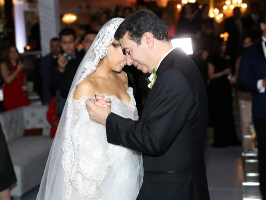 Alejandra y su padre Sergio Amaya en el baile de padre e hija, a continuación te presentamos todos los detalles de la galería de imágenes de la fiesta e invitados (fotos: Héctor Hernández)