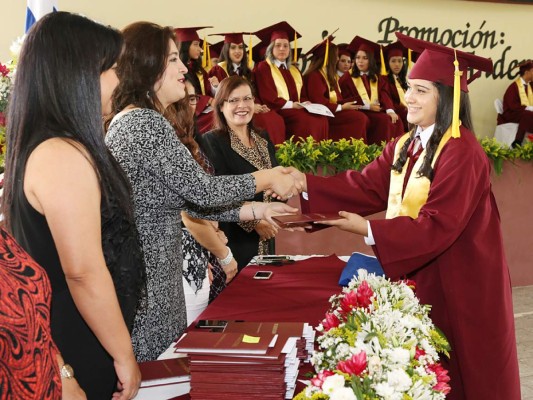 Entrega de títulos de Mayan School II parte