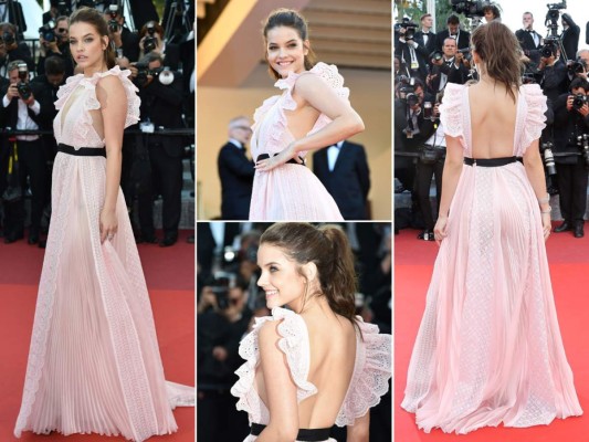 Barbara Palvin en un diseño romántico en rosa empolvado