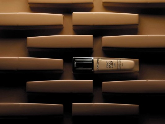 Base mate natural, sin aceite y de larga duración que deja la tez aterciopelada hasta por 24 horas. Disponible en 45 tonos con cobertura personalizada, de media a completa. La base líquida Teint Idole Ultra 24H de Lancôme está en el Libro Guinness de los récords mundiales por ser la marca en encontrar la base perfecta para más personas en 8 horas.